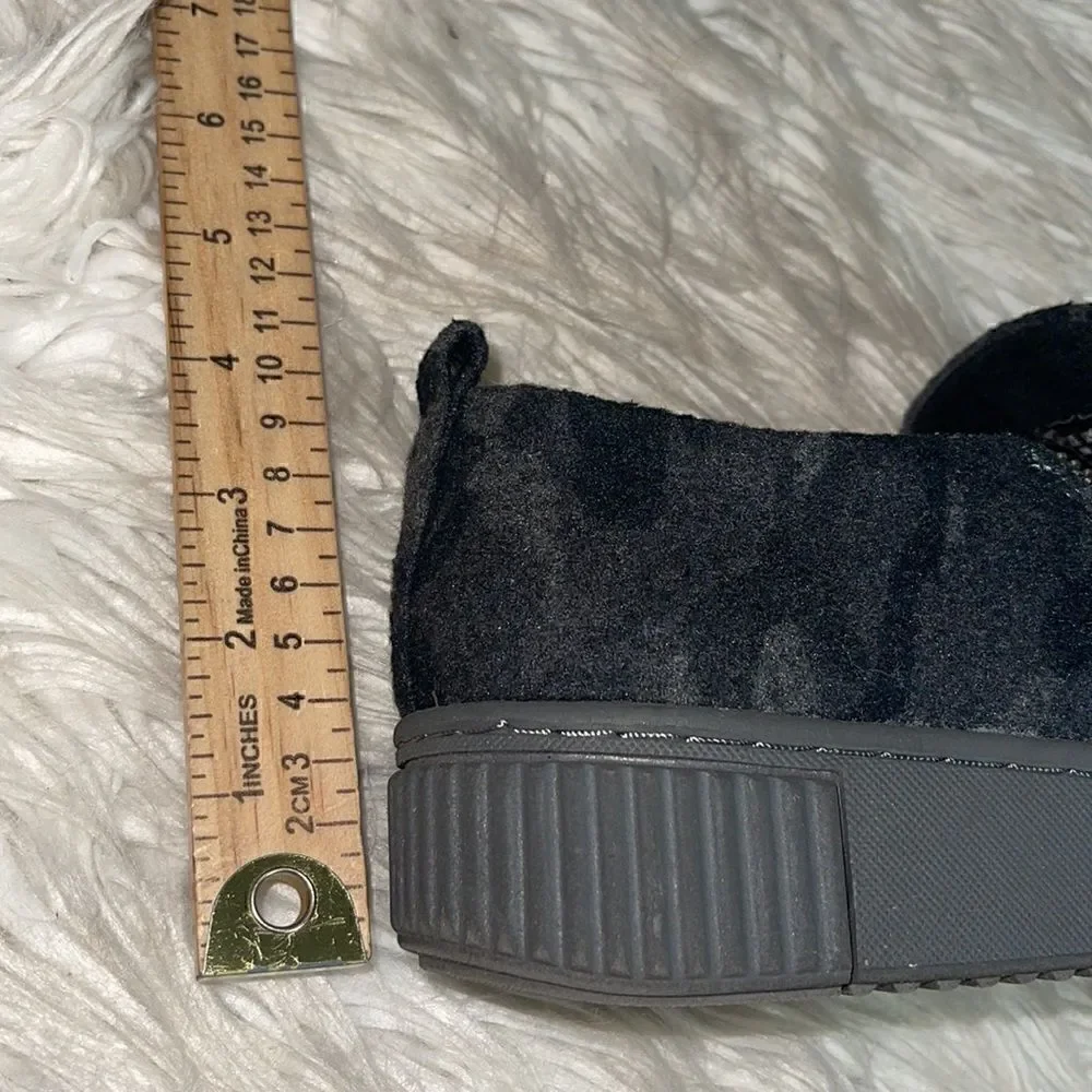 Soul Naturalizer Sneakers Womens size 8.5 W Turner slip on faux fur camo Winter‎